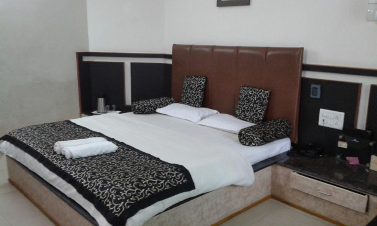 Savshanti Lake Resort Saputara Ngoại thất bức ảnh