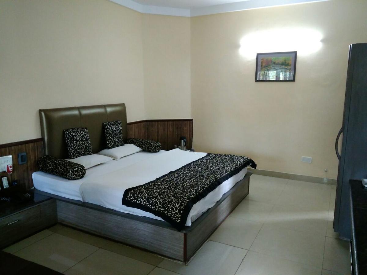 Savshanti Lake Resort Saputara Ngoại thất bức ảnh